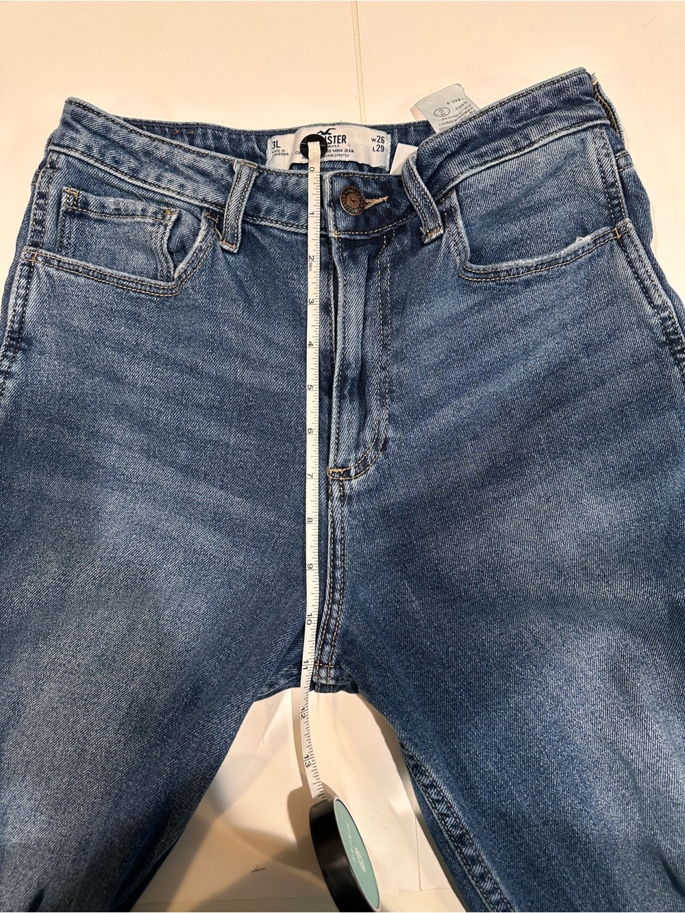Hollister Curvy High Rise Mom Jeans Ripped Medium Wash Size W26 L29 - Picture 8 of 10